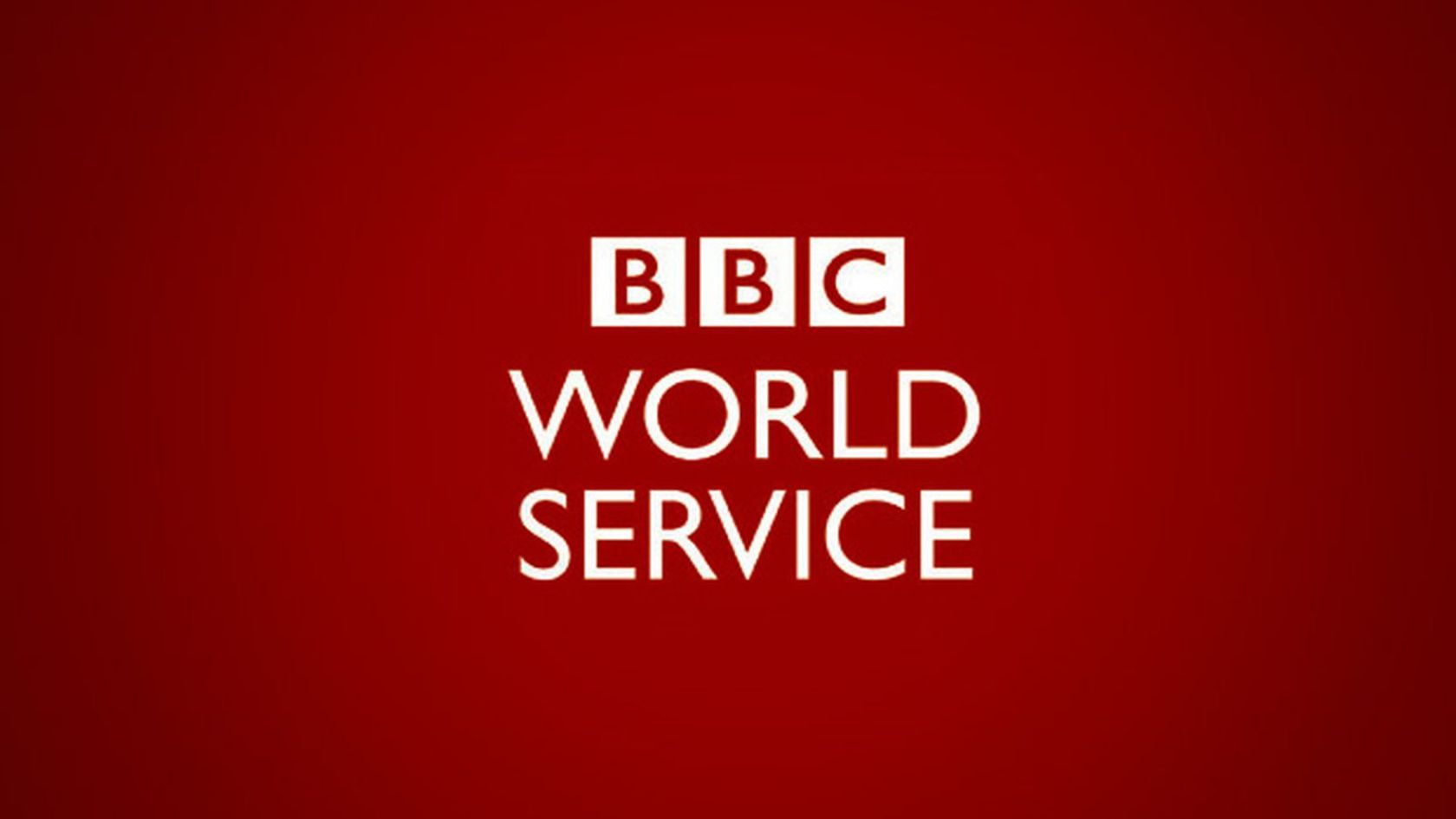 header_blog_5 Sobre un fondo rojo vibrante, el texto en blanco "BBC World Service" llama la atención. | Jacob Warn