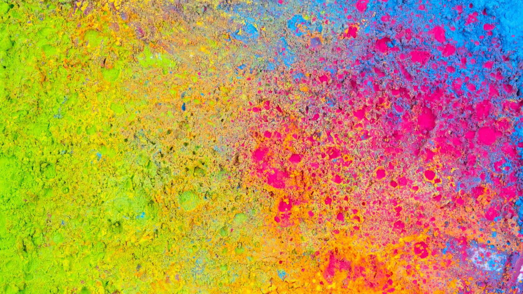 Brillantes salpicaduras de polvo amarillo, azul y rosa cubren la superficie, creando una textura vibrante y multicolor que recuerda a un clima animado. | Jacob Warn